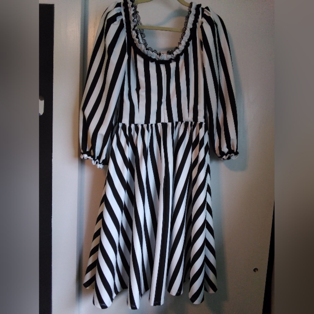 SOLD Sleepy Hallow Katrina Dress - Picture 5 of 13